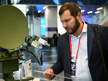 Со стендом 2